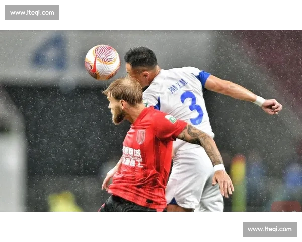 足球比赛激烈角逐最终决出胜负 球队表现精彩引发球迷热议 足球比赛激烈角逐最终决出胜负 球队表现精彩引发球迷热议